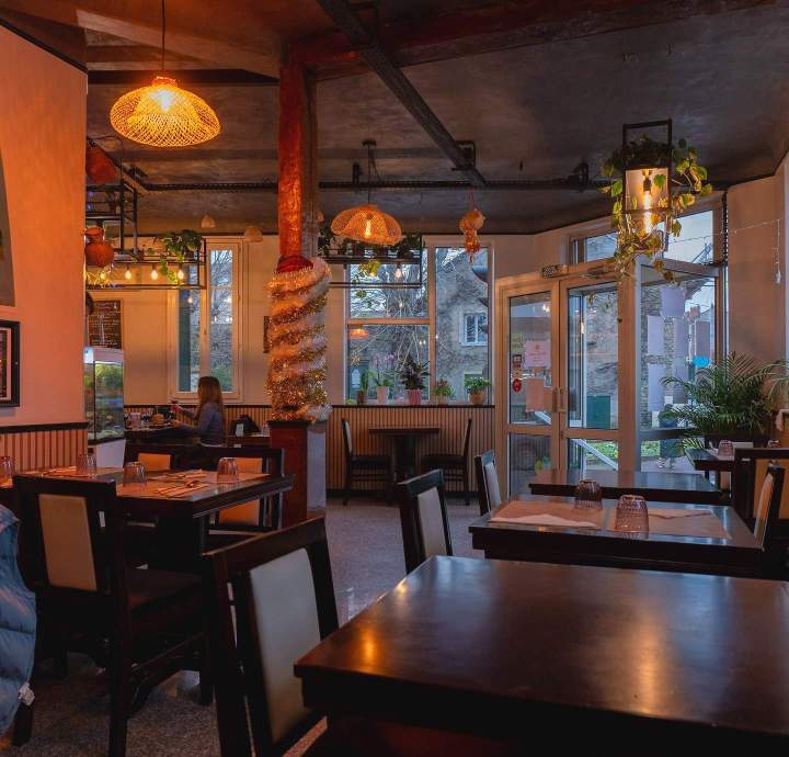 Une salle conviviale pour un repas inoubliable en groupe